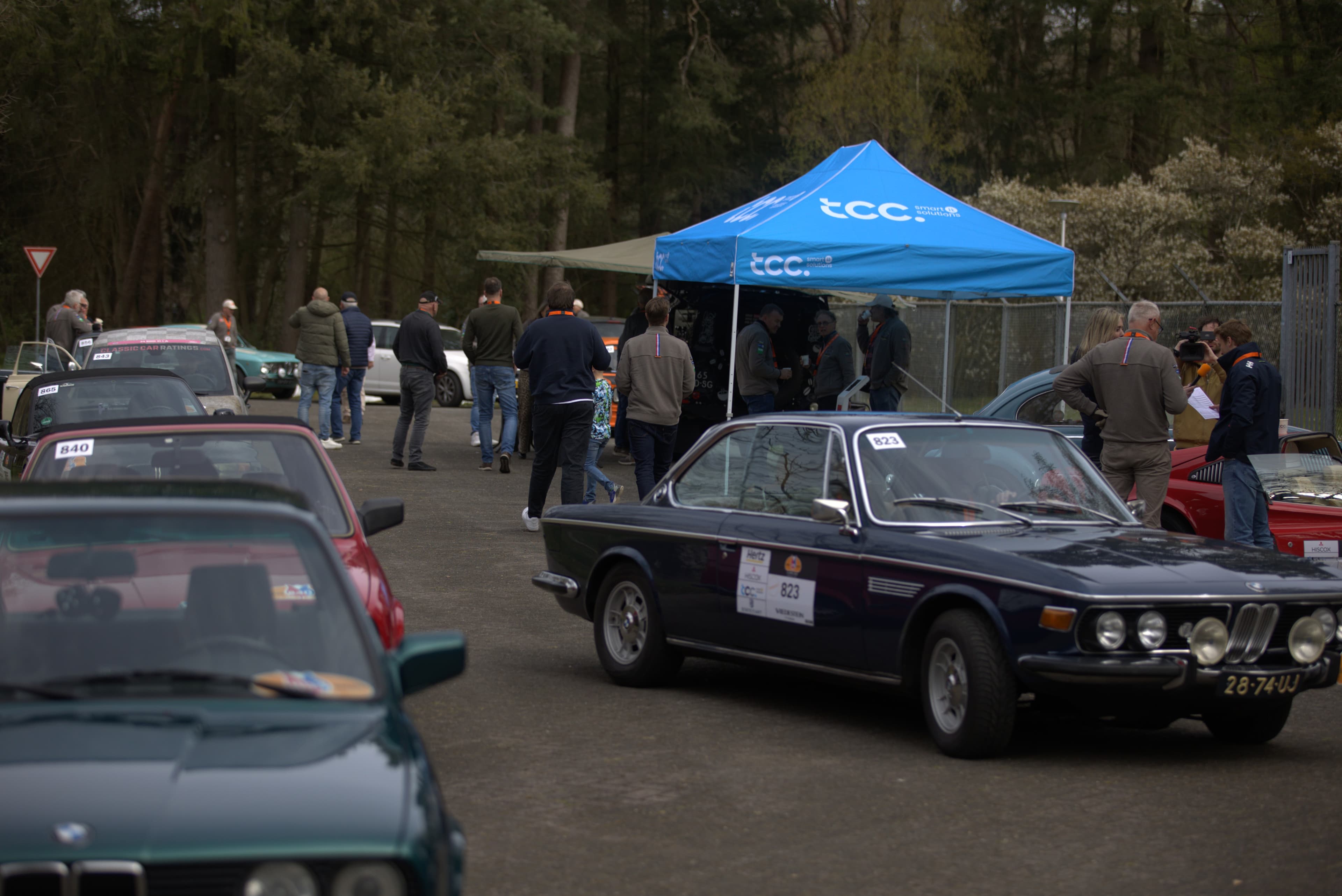 Verzamelde Tulpenrallye Compact deelnemers bij de koffiestop - zonder logo