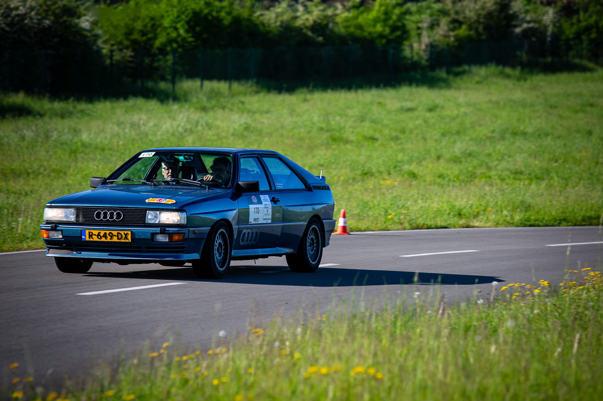 Audi rijdt over weg groen gras langs de weg