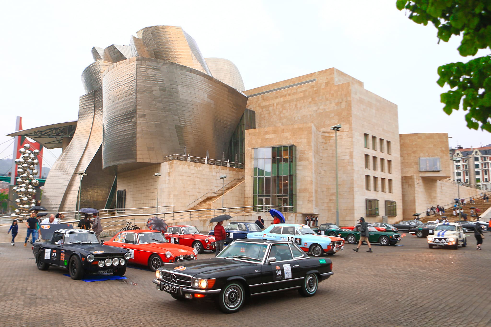 Tulpenrallye auto's voor het Guggenheim in Bilbao, Spanje