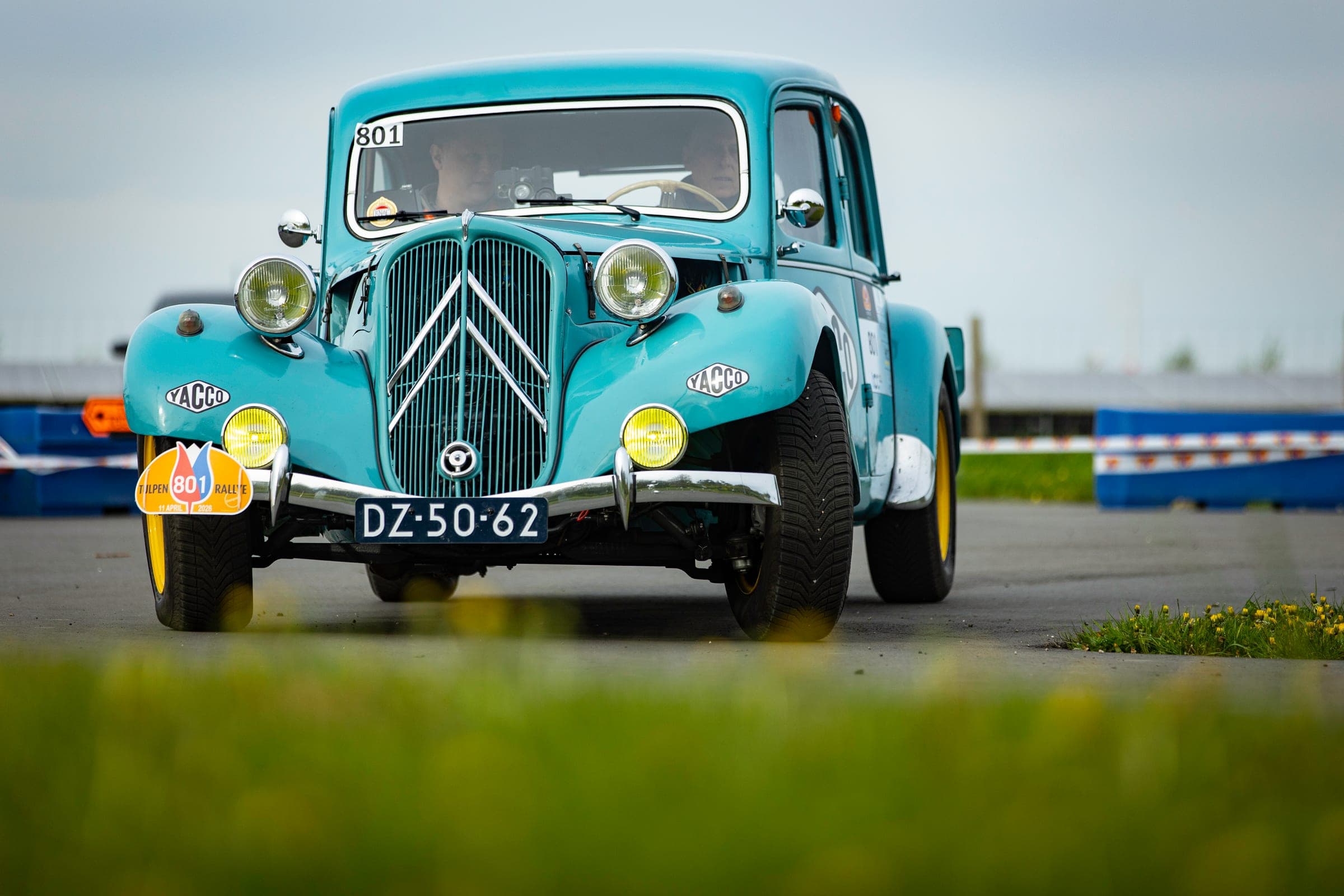 Tulpenrallye Compact — Citroën Traction Avant onderweg