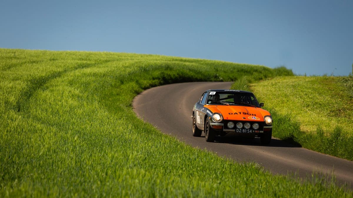 Datsun 240Z op een landweg tijdens de Tulpenrallye